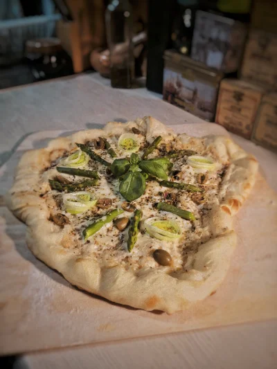 Maniera - Pizza ze szparagami, porem i oliwkami!

#pizza #wegetarianizm #gotujzwyko...