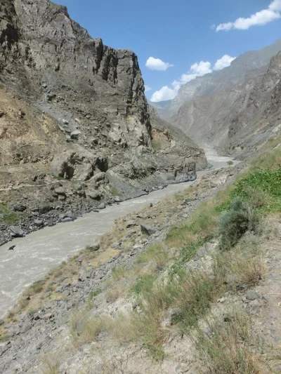 taraxacum - #gory #podroze 
Granica między Afganistanem (po lewej) a Tadżykistanem (...