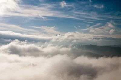 Kordus - W chmurach z widokiem na część Tatr ;)

#fotografia #niebylobomoje