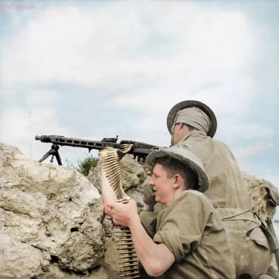 pazn - Brytyjscy żołnierze strzelają ze zdobycznego MG42, 1943
#ciekawostki #ciekawo...