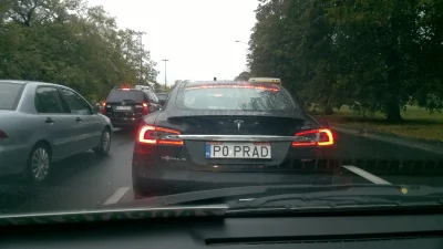 Casuperu - Chyba się komuś bateria kończy :)

#tesla
#motoryzacja
#elonmusk