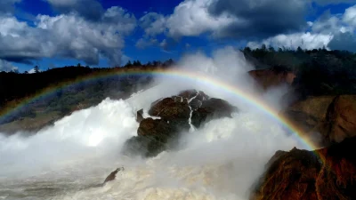 Mesk - Awaryjny zrzut wody z tamy na jeziorze Oroville, Kalifornia, #usa
#earthporn ...