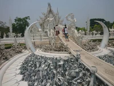 Hake - Kolejnym punktem wyprawy bylo Chiang Rai i dwie swiatynie, White Temple i Blue...