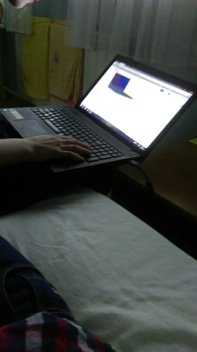 C.....x - Różowy siedzi i szuka nowego laptopa dla siebie. Co chwila #!$%@? bo za duż...