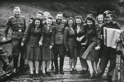 pazn - 1944, niemiecka załoga Auschwitz II Birkenau podczas wyjazdu integracyjnego do...