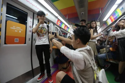 Jon_Jones - Chińczyk oświadcza się drugiemu Chińczykowi w pekińskim metrze.

#homo ...