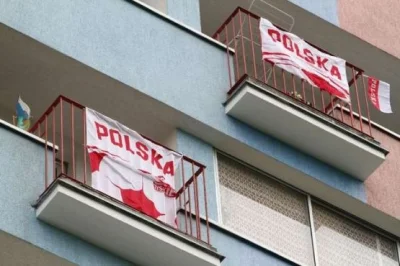 owocliczi - Prawdziwi kibicie i patrioci. Wystarczy flagę do piwa podrzucić i w każdy...