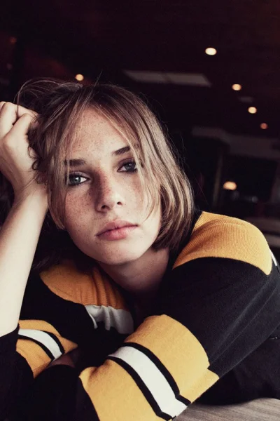 Joz - Maya Thurman-Hawke, 18-letnia córka Umy Thurman i Ethana Hawke'a, modelka i akt...