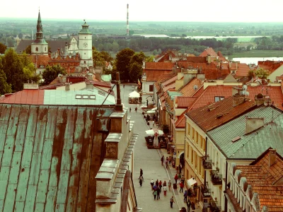 SeARCH - Bądź mną. 
Pojedź 600km na weekend do Sandomierza. 
Pogoda super. 
Miasto...