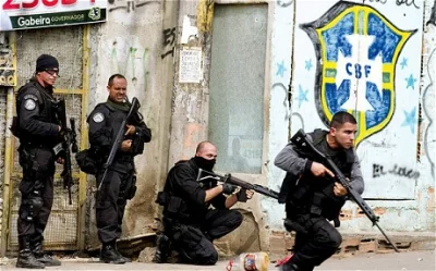 Piromanx - @megawatt: W Brazylii policjanci i ich wyposażenie wygląda tak