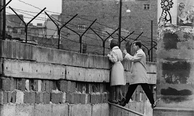 s.....w - Para z Berlina Zachodniego wspina się na mur, aby dziewczyna mogła porozmaw...