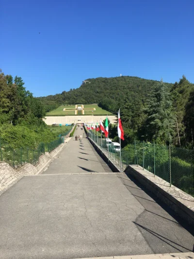 llllllll - Polskie i włoskie flagi na Monte Cassino w 73 rocznicę bitwy.
#montecassi...