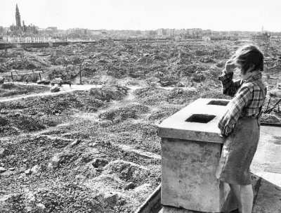 t.....s - Dziewczynka spoglądająca na ruiny Warszawy, 1945 rok, autor nieznany