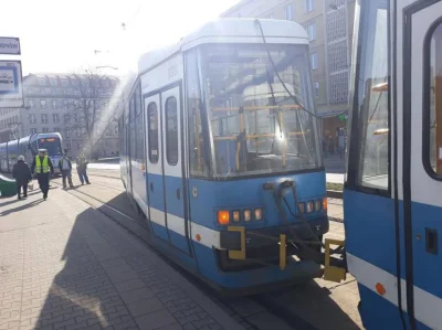 k.....5 - Są foty z dzisiejszego wykolejenia xD

 "Tramwaj 2352 od Stawowej jechał w...