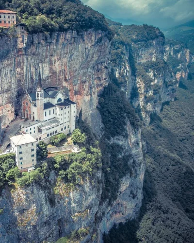 Artktur - Sanktuarium Madonna della Corona znajduje się po wschodniej stronie Monte B...