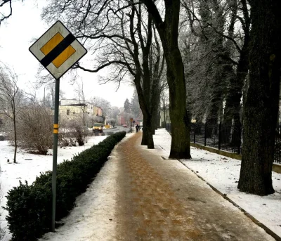 Rangy - Kto uważa, że sypanie soli z piaskiem na lód to głupota, bo zwiększa to potem...