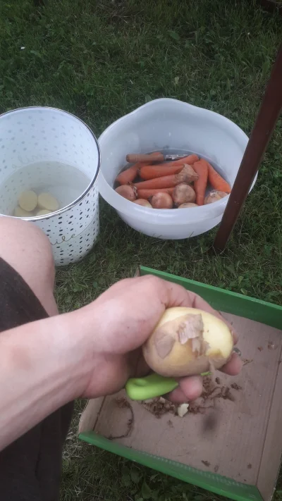 Gronie - Młode ziemniaki nie dość, że się fajnie obierają
 to jeszcze są pyszne.
A ja...