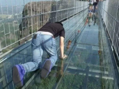 starnak - Turyści na szklanym moście