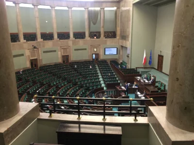 advert - Koleżanka jest dziennikarką i wrzuciła przed chwilą zdjęcie z Sejmu. Widać, ...