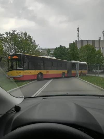 Pepe_Roni - Autobus je sobie trawe...
#Warszawa #heheszki #ztm