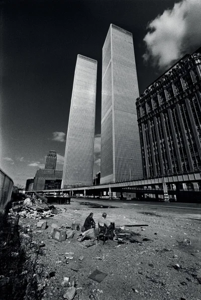 s.....w - Dwaj bezdomni siedzą przy świeżo zbudowanych wieżach World Trade Center, No...