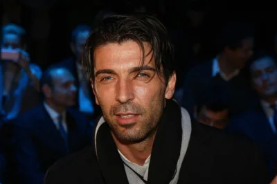 szzzzzz - właściwie to pan Gianluigi Buffon to całkiem #ladnypan i #dilf (ciemne włos...