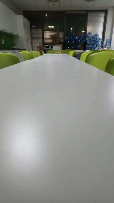 Ansos - Bułka na końcu stołu w pracce