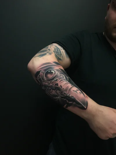 M.....p - Mircy, po 8h tatuowania moje przedramię zdobi plague doctor! Fituje? #chwal...