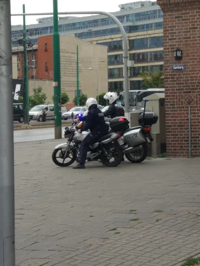 kendi - Nie widziałem nigdy 125 w poznańskiej policji. 

Komicznie wyglądało jak mały...