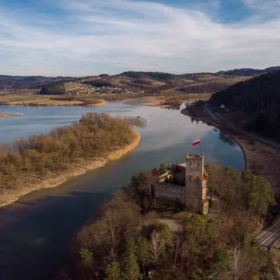 Qbol69 - #fotografia #drony #dji 

Zamek Tropsztyn i Jezioro Czchowskie w tle . 12/...