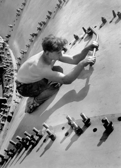 myrmekochoria - Robotnik podczas budowy Dnieprzańskiej Elektrowni Wodnej, 1930 rok.
...