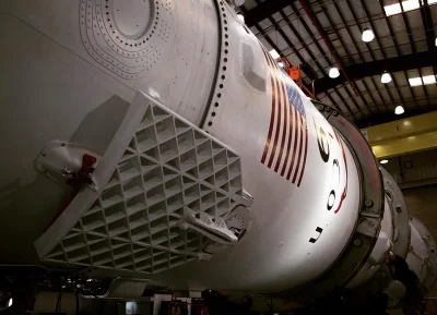 MarekAntoniuszGajusz - Falcon już czeka w hangarze na Dragona :D

#spacex #spacexma...