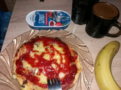 DziecizChoroszczy - ##!$%@? #sniadanie #mossad #choroszczfood 
Jem se mini-pizze z sa...