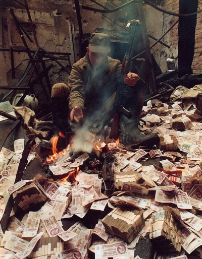 JanSkrzetuski - Rosyjski żołnierz pali radzieckie ruble w Czeczenii w 1995 roku.
#fo...