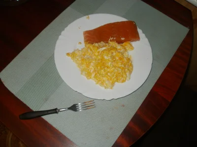anonymous_derp - Dzisiejszy obiad: Jajecznica z 6 jajek, wędzony filet łososiowy, mas...