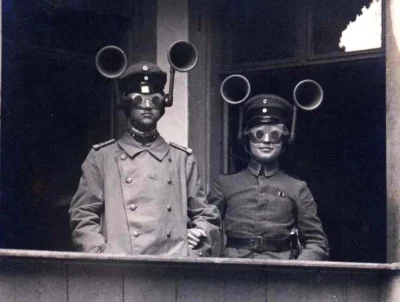 myrmekochoria - Żołnierze niemieccy z ubranymi "lokatorami akustycznymi", 1917. Pewni...