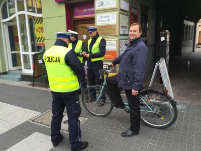 loginov - - Czemu pan nie ma świateł ?
- Bo jest dzień.
- Proszę wyciągnąć ręce z k...