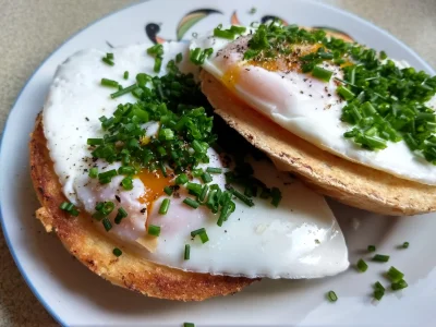 Jontek6 - Jajca sadzone z cudownie półpłynnym żółtkiem na tostach z bułki. Częstujcie...