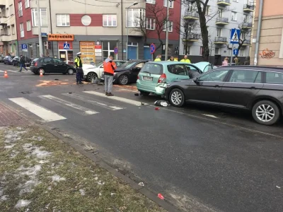 xandra - Mały karambol na Focha przy Śląskiej. Zderzyły się 4 samochody. Jedna osoba ...