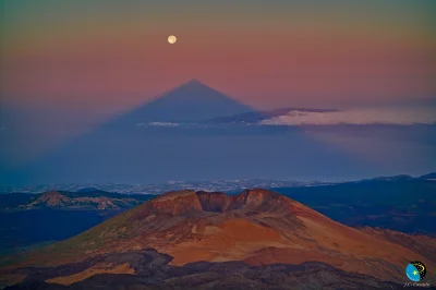 strabcioo - Dlaczego cień tego wulkanu wygląda jak trójkąt? Sam wulkan Mount Teide ni...