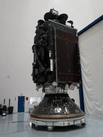 Elthiryel - Satelita Inmarsat-5 F4 został zamontowany na adapterze ładunku przed nadc...