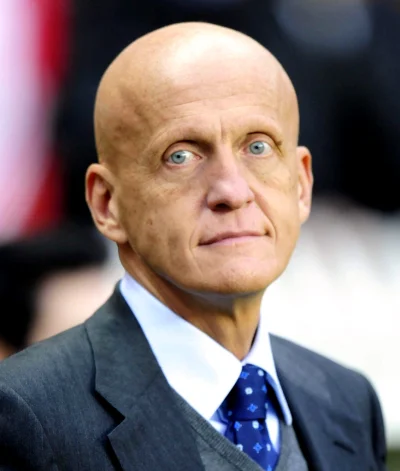 m.....k - @naganiaczherculesa: 

Co tam z tyłu robi Pierluigi Collina ?