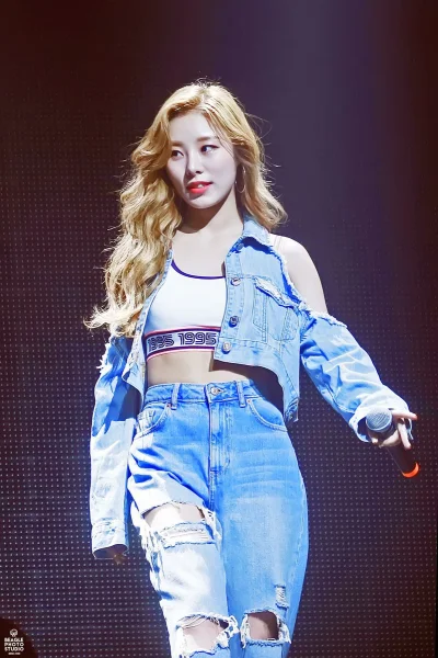 s.....a - Uwielbiam ją w takim luźnym outficie. (⌒(oo)⌒)

#dailywheein #mamamoo #az...