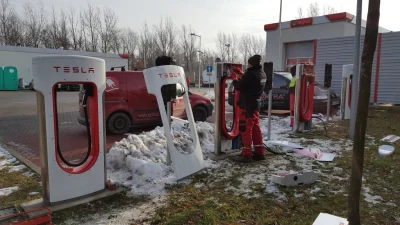 teslablogpl - Supercharger w Katowicach prawie gotowy do uruchomienia!

Jeden z nas...