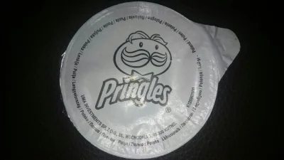 Comprido - Na etykiecie Pringlesów jest napisane "Polska" w różnych językach. W niekt...