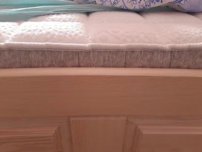 M_longer - @radekrad materac wystaje niewiele, a sam front łóżka jest 10cm nad podłog...