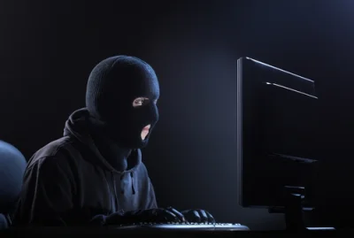 Ustrojstwo - Czemu hakerzy zakładają kominiarki?Nie mogą zakleić kamerki?