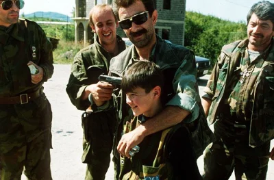 matador74 - Serbski dowódca przykłada pistolet do głowy swojego syna, żartując z kole...