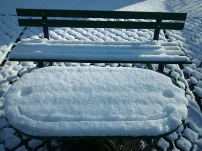 m.....z - Zdjęcie uśmiechniętej ławki na dobry początek dnia! 

#humorobrazkowy #dz...