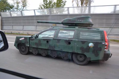 Autofaktypl - @Autofaktypl: Volvo V70 Military Edition. :) Armata z dachowego boxa? +...